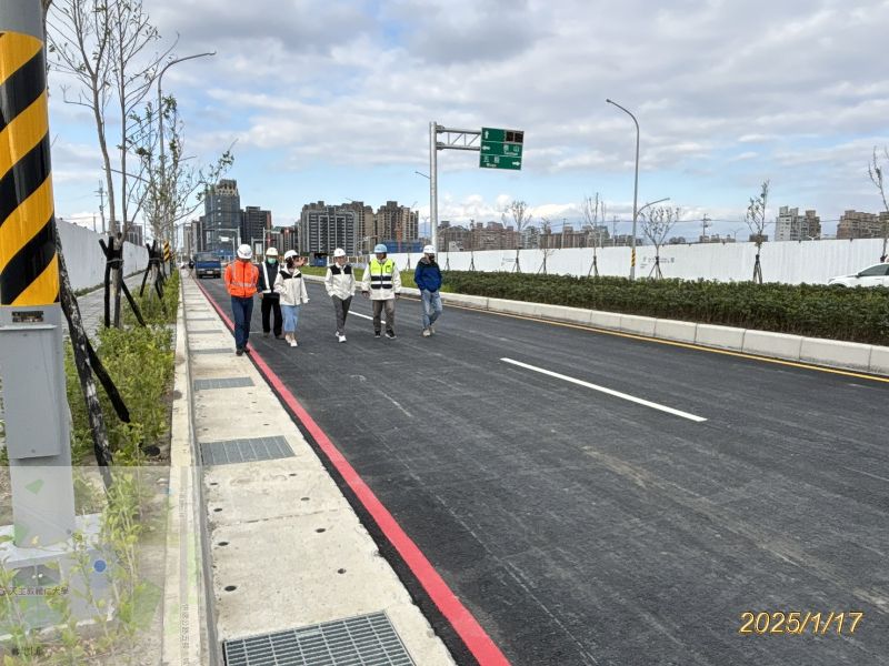 地政局副局長莊泰路(領航路至中正路)通車前視察