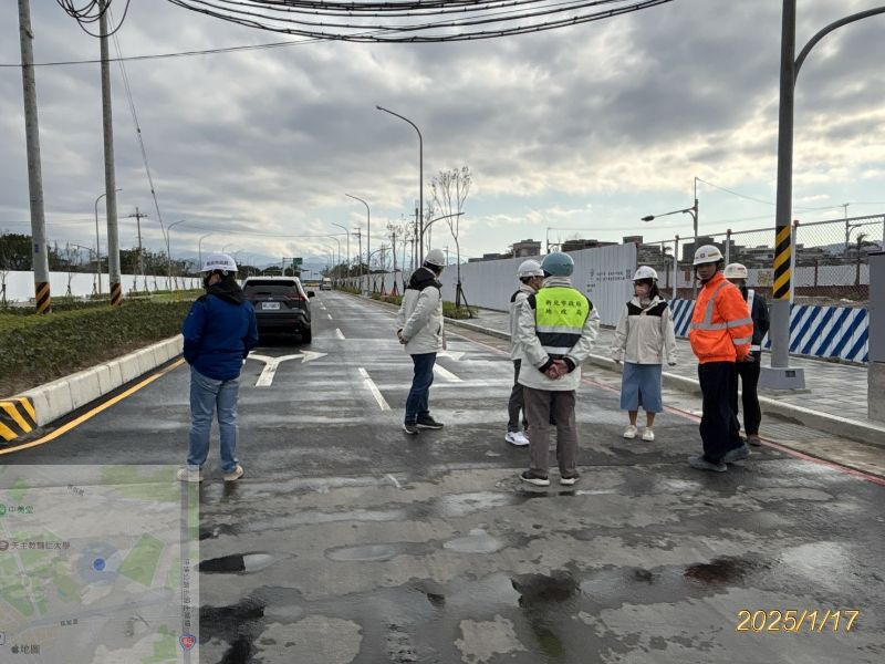 地政局副局長莊泰路(領航路至中正路)通車前視察