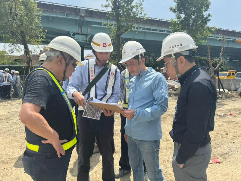 地政局局長、副局長視察莊泰路北段及公四公園