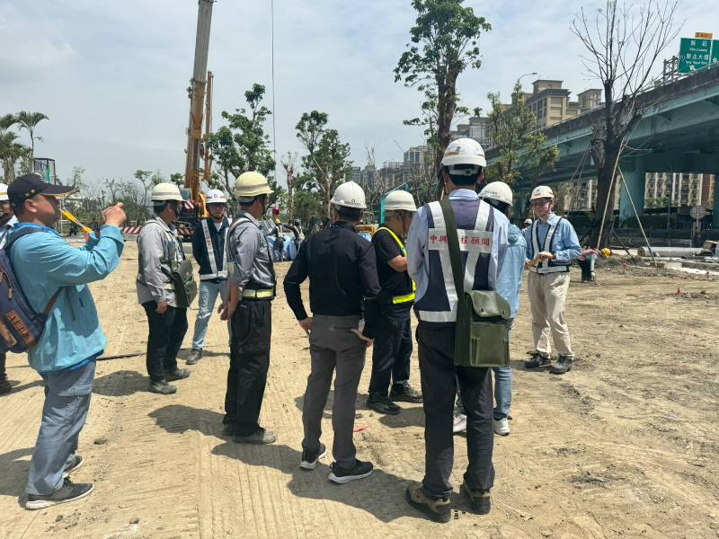 地政局局長、副局長視察莊泰路北段及公四公園
