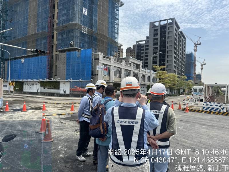 地政局局長、副局長視察莊泰路北段及公四公園