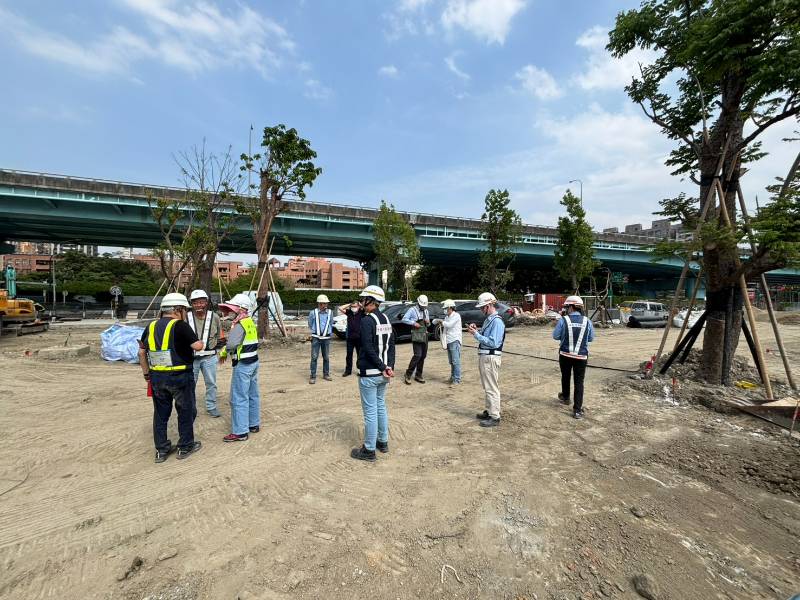 地政局局長、副局長視察莊泰路北段及公四公園