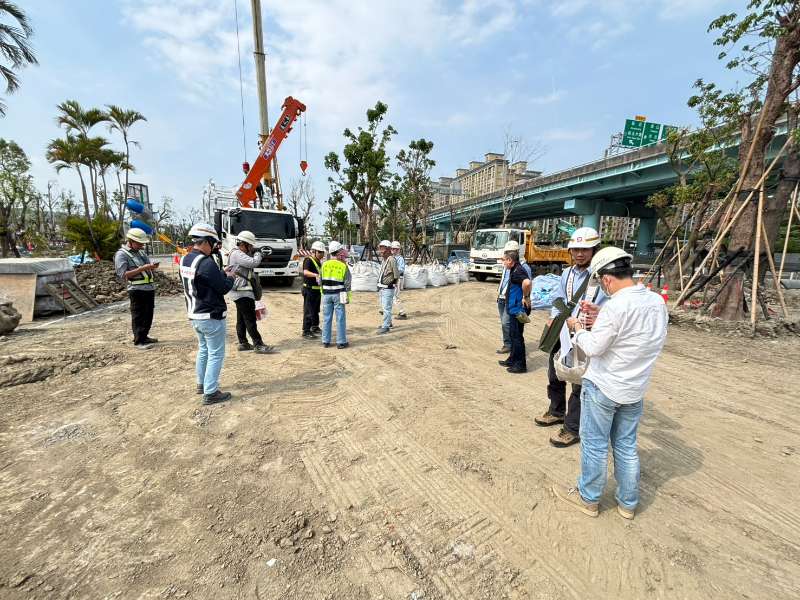 地政局局長、副局長視察莊泰路北段及公四公園