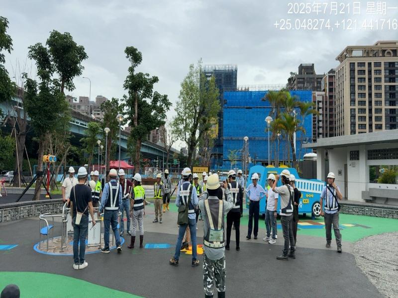 副市長及地政局長官視察公四公園