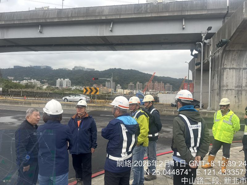 副局長視察莊田路通車情形