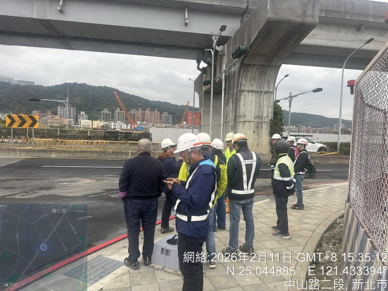 副局長視察莊田路通車情形