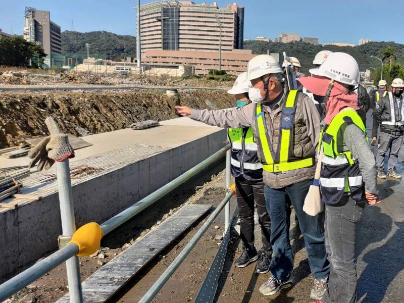 地政局康局長至工區視察