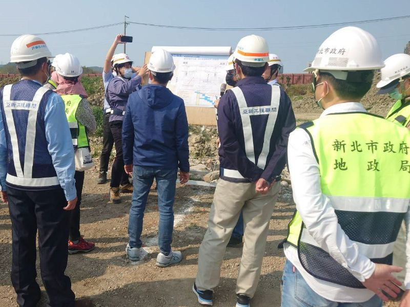 地政局局長至工區視察