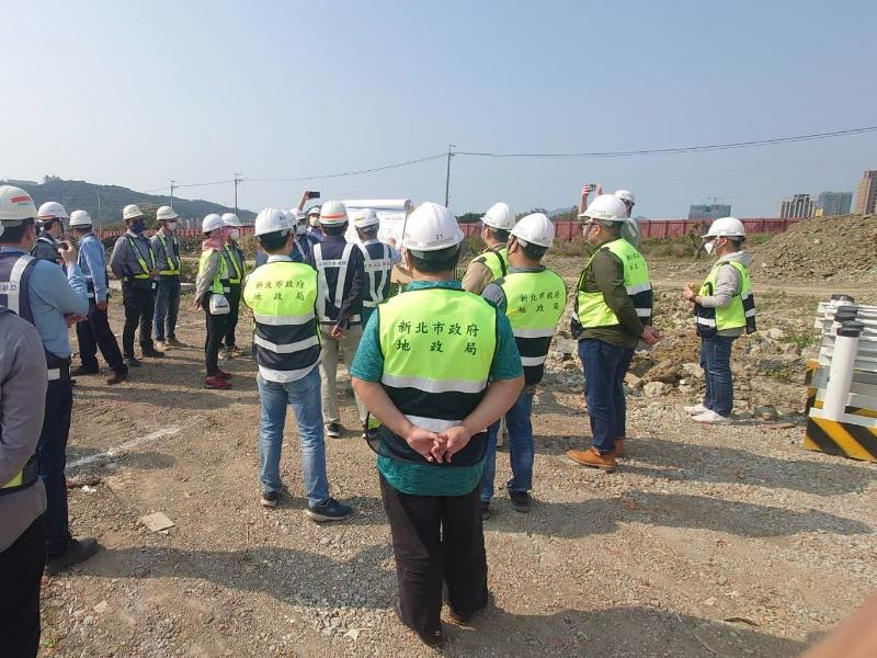 地政局局長至工區視察