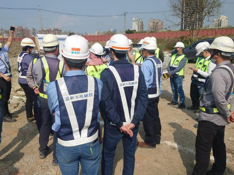地政局局長至工區視察