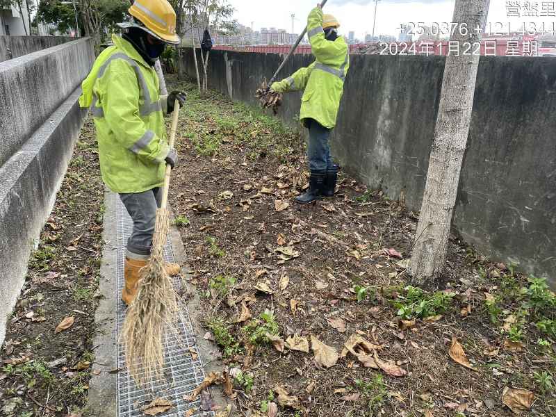 天主教總修道院清理落葉及環境