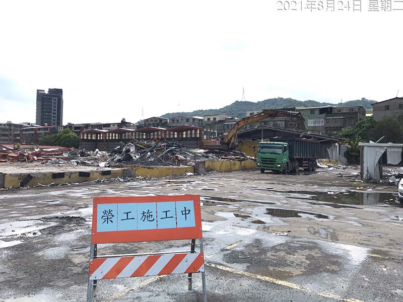 施工區域皆擺放施工中拒馬